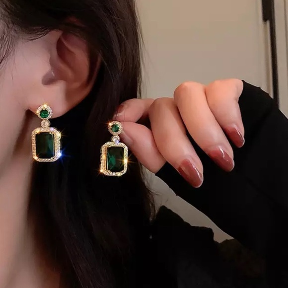 New Golden with Imitation Emerald Drop Earrings - Picture 3 of 8